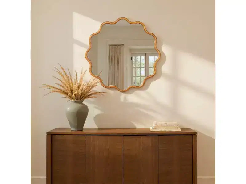 Specchio ondulato con cornice in legno smerlata