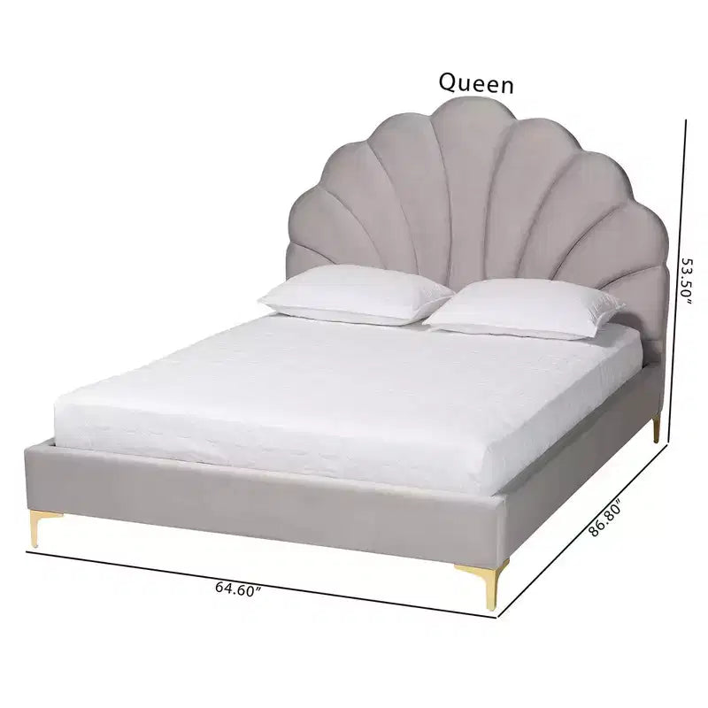 Letto a piattaforma Queen Size Acosta con testiera a conchiglia in velluto grigio chiaro/oro