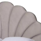 Letto a piattaforma Queen Size Acosta con testiera a conchiglia in velluto grigio chiaro/oro