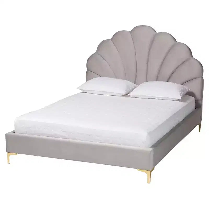 Letto a piattaforma Queen Size Acosta con testiera a conchiglia in velluto grigio chiaro/oro