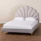 Letto a piattaforma Queen Size Acosta con testiera a conchiglia in velluto grigio chiaro/oro