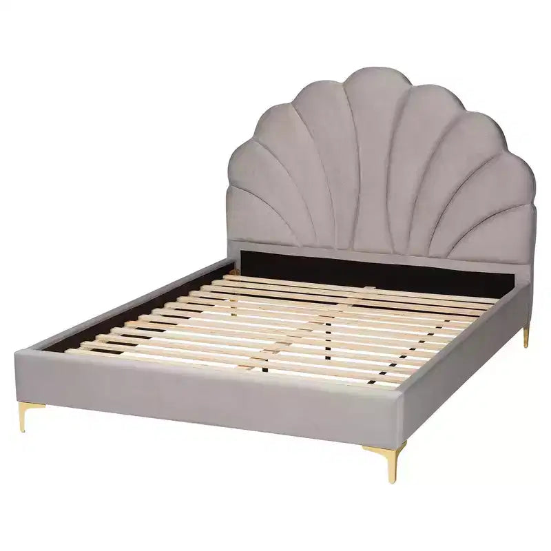Letto a piattaforma Queen Size Acosta con testiera a conchiglia in velluto grigio chiaro/oro