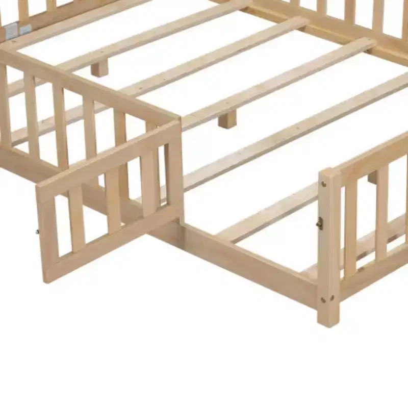 Letto a Piattaforma da Terra Full Size con Recinzione e Porta, Struttura Letto da Terra in Legno con Doghe di Supporto per Mobili da Camera per Bambini e Bambine, Facile da Montare