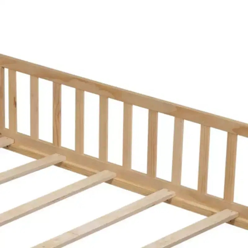 Letto a Piattaforma da Terra Full Size con Recinzione e Porta, Struttura Letto da Terra in Legno con Doghe di Supporto per Mobili da Camera per Bambini e Bambine, Facile da Montare