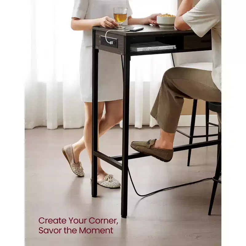 Tavolo da Bar con Presa di Corrente, Tavolo da Pub Alto 99,8 cm, Tavolo da Cucina Rettangolare con Cassetto Mobile, 2 Ganci, Tavolo Alto Stretto