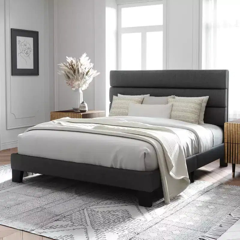 Struttura letto con testiera imbottita in tessuto e supporto a doghe in legno, base materasso completamente imbottita/Nessuna necessità di box spring