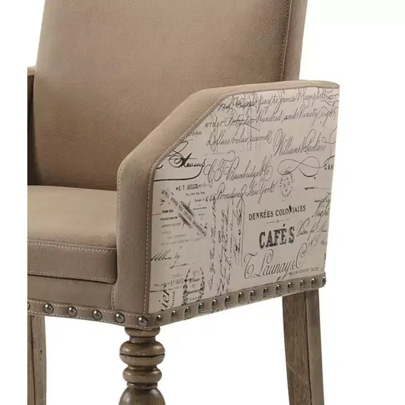 Sedia da pranzo con braccioli in finitura Driftwood e script Birmingham stampato, con borchie, set da 2