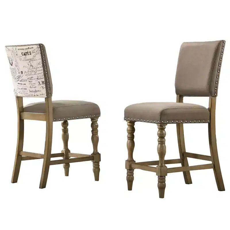 Sedia da pranzo in altezza bancone con stampa Birmingham Script e finitura Driftwood, con borchie, set da 2